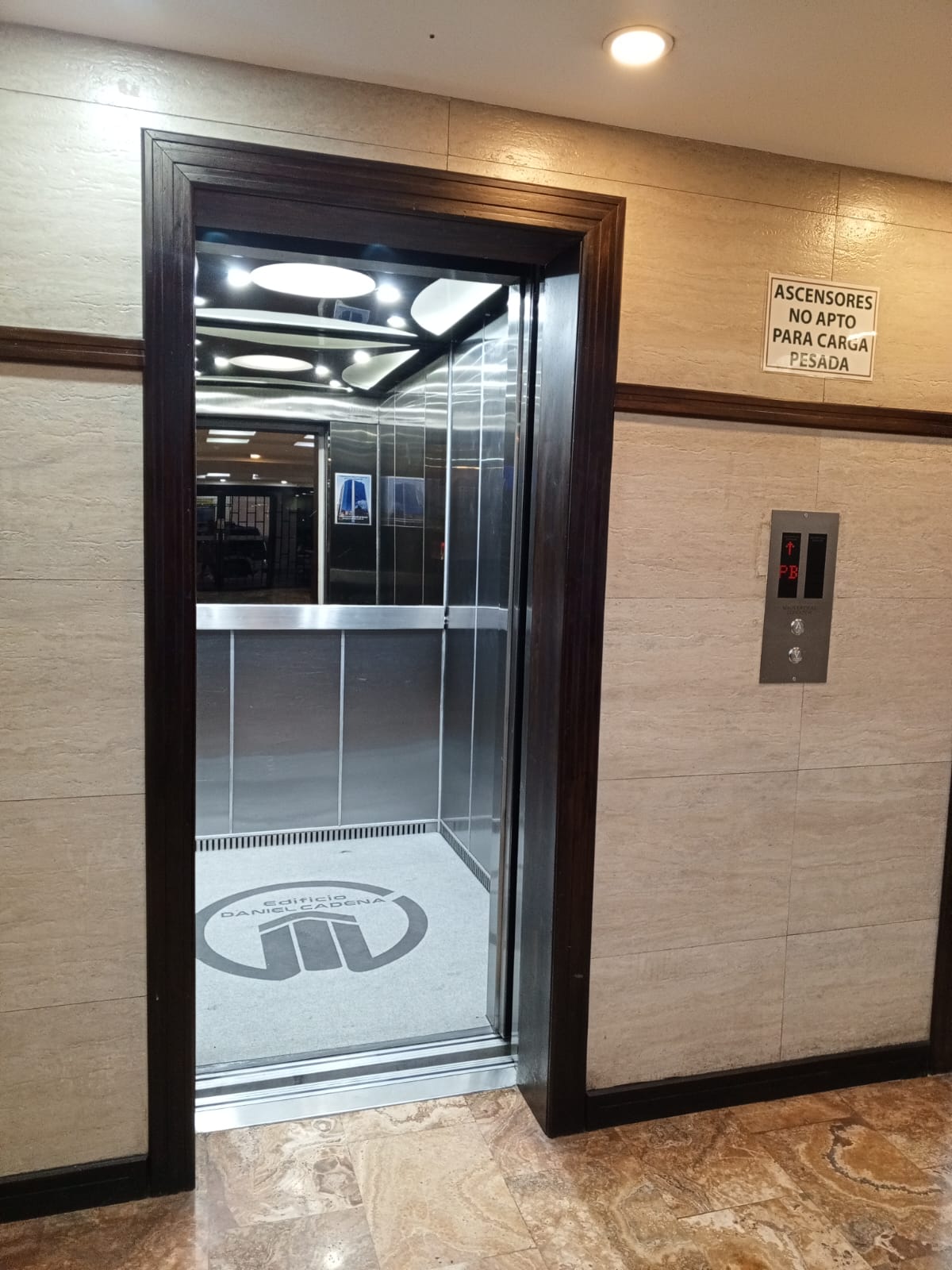 Ascensor instalado y en funcionamiento en el Edificio Daniel Cadena