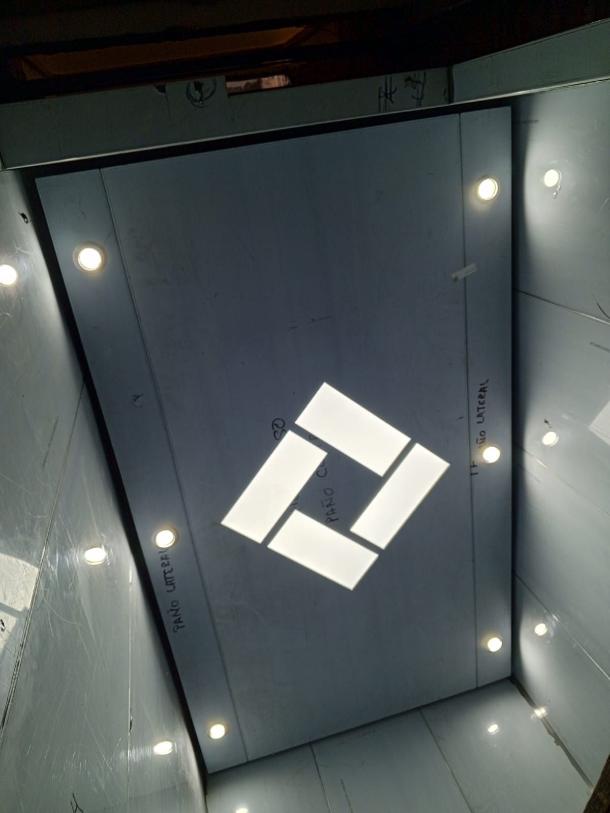 Cabina de ascensor en fabricación con el logo de Macvertical iluminado en el techo