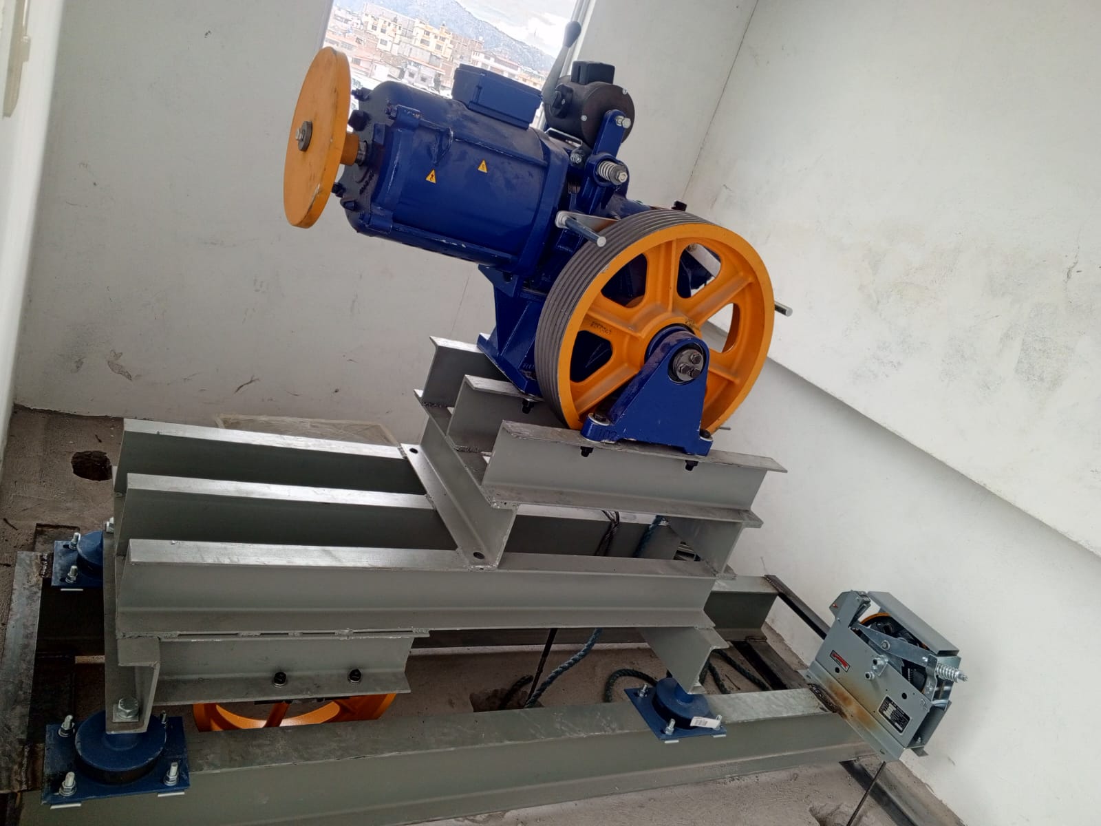 Máquina de tracción instalada en cuarto de máquinas